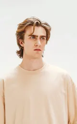 Remerón de algodón premium color beige, con corte extra oversize, hombros caídos y cuello redondo.