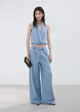 Pantalón wide leg de tiro medio confeccionado en denim suave de color celeste, con diseño de pernera ancha y fluida.