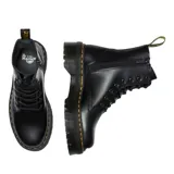Botas de plataforma Dr. Martens modelo Jadon, confeccionadas en cuero negro con acabado liso. Presentan diseño de 8 ojales, suela Quad de alta resistencia con cámara de aire, pespuntes amarillos característicos y cierre lateral interior.