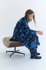 Sobrecamisa de micropana con estampado abstracto en tonos azules y negros. Tiene mangas largas con puños, cuello camisero y cierre frontal con botones.