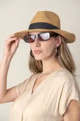 Sombrero de ala ancha color negro, con cinta negra alrededor de la copa.