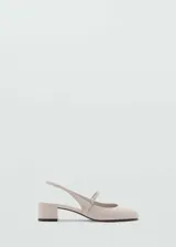 Zapato destalonado color beige con efecto charol, punta redonda, tacón bloque de 5 cm y cierre de tira con hebilla.