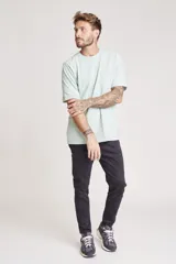 Remera de manga corta color verde menta, con cuello redondo y bolsillo en el pecho.