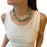 Collar corto con cuentas de hilo color marrón y dorado de diferentes formas. Largo 46cm.