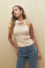 Musculosa blanca de tejido de punto calado, con cuello alto tipo polera y corte ajustado.