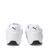 Championes Puma modelo Catch, de diseño urbano en color negro con detalles en blanco. Presentan cierre con cordones, logo de la marca en el lateral y en la puntera, y suela de perfil bajo.