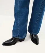 Pantalón de jean azul con corte recto y cintura alta. Presenta costuras verticales en la parte delantera, trabillas para cinturón, cierre de botón y cremallera, y bolsillos laterales.