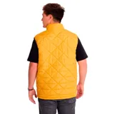 Chaleco acolchado color mostaza con cierre frontal, bolsillos laterales y logo de Caterpillar en el pecho.