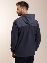 Canguro con capucha Polanco, color azul marino y negro, con cierre frontal y logo bordado en el pecho. Confeccionado en poliéster y poliamida.