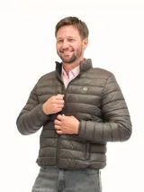 Campera puffer de diseño acolchado con cierre frontal, cuello alto y logo circular en el pecho. Presenta un corte ajustado y mangas largas con puños elásticos.