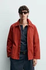 Sobrecamisa de algodón color rojo con efecto lavado, corte regular fit, cuello solapa, cierre frontal de botones, bolsillo en el pecho y bolsillos frontales de plastrón.
