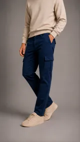 Pantalón cargo de gabardina en color azul marino, con corte recto, bolsillos laterales con solapa y cierre frontal con botón y cremallera.