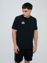 Remera Umbro de manga corta, color celeste, con cuello redondo y el logo de la marca bordado en el pecho.