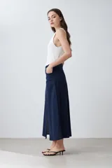 Falda midi azul marino de corte recto con tajo lateral y bolsillos delanteros.