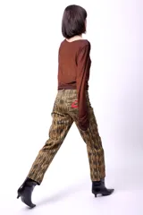 Pantalón recto con estampado abstracto en tonos marrones y negros, tiro medio.