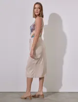 Falda midi color beige de modal, con pretina elastizada con cordón ajustable, corte recto y bolsillos cargo laterales.