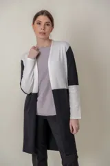 Saco largo combinado en blanco y negro, de tejido fino y corte suelto.