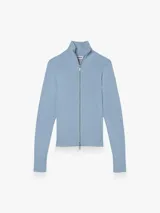 Sweater de punto celeste con diseño acanalado, cuello alto y cierre frontal con doble cremallera metálica, de manga larga y calce al cuerpo.
