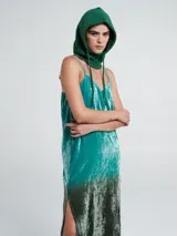 Vestido largo de breteles finos, escote en V y textura de terciopelo. Presenta un diseño degradado de gris a negro en el bajo.