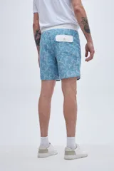 Shorts de baño celestes con estampado de cachemir en blanco y cintura blanca con cordón ajustable.
