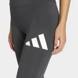 Calza deportiva Adidas de pretina alta, color gris oscuro, con logo de la marca estampado en blanco en el muslo izquierdo. Confeccionada con tecnología AEROREADY para absorción de humedad y diseño de costuras reducidas para mayor comodidad.