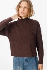 Sweater color crudo con cuello alto y diseño de tejido panal.