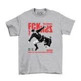 Remera gris de algodón con estampa gráfica en el frente que representa la icónica patada de Éric Cantona, con tipografía en color rojo y detalles alusivos al evento deportivo.