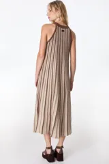 Vestido largo de tejido de punto con lurex, de silueta en A, sin mangas y cuello halter. Presenta un diseño de rayas verticales en tonos marrón y beige.