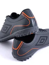 Championes de fútbol Umbro modelo Classico III TF, diseñados para césped sintético. Presentan un diseño en color blanco con detalles en verde neón en el logo lateral, interior y suela.