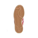 Championes Adidas Campus 00S Double W, color rojo con detalles en rosa, confeccionados en gamuza, con suela blanca y cordones rosas.