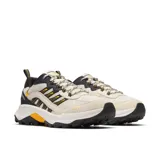 Championes de trekking Merrell modelo Speed Strike 2 Trek, con diseño técnico en colores beige, negro y detalles en amarillo. Presentan una combinación de malla transpirable, ante y materiales sintéticos, con entresuela de espuma EVA y suela de goma de alta adherencia.
