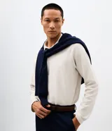 Remera de manga larga para hombre, confeccionada en algodón con tejido texturizado tipo ottoman. Presenta cuello tipo polo con cierre de botones y un calce cómodo.