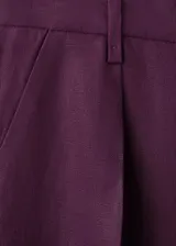Bermudas de lino color bordó con diseño recto, tiro bajo, pinzas y bolsillos laterales.