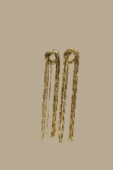 Aretes largos colgantes dorados, con un nudo trenzado en la parte superior del que caen múltiples hebras finas de cadena.