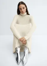 Vestido midi de punto con cuello alto y manga larga, confeccionado en tejido mezcla de lana con diseño evasé.