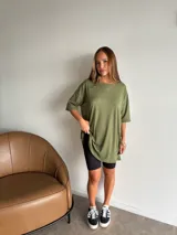 Remerón negro de manga corta, corte holgado y tejido de punto acanalado.