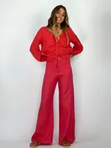 Pantalón de lino color fucsia, de corte palazzo y cintura baja.
