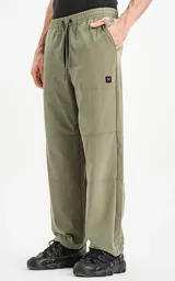 Pantalón de corte recto confeccionado en microfibra liviana ligeramente elastizada, color verde militar. Presenta cintura elástica con cordón de ajuste, bolsillos laterales y recortes horizontales en las piernas.