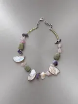Collar corto de piedras naturales, con cuentas de nácar, cuarzo rosa, amatista y piedras verdes, con cierre metálico de mosquetón y cadena de alargue.