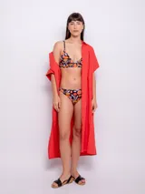 Top de bikini con estampado de flores multicolor, corte triangular fijo, breteles finos regulables, forro interior y copas desmontables.