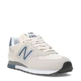 Championes urbanos New Balance modelo 574, con diseño híbrido en tonos beige y detalles en azul marino. Confeccionados en una combinación de gamuza y malla, cuentan con tecnología de amortiguación ENCAP en la entresuela para mayor estabilidad y soporte.