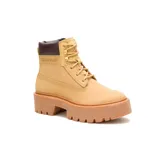 Bota de cuero color miel con plataforma alta y suela dentada. Presenta cordones al tono, cuello acolchado en color marrón oscuro y logo de la marca grabado en el lateral.