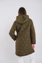 Campera larga negra capitoneada con capucha y cierre frontal.