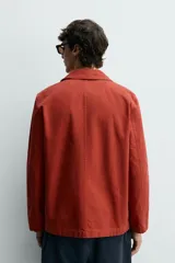 Sobrecamisa de algodón color rojo con efecto lavado, corte regular fit, cuello solapa, cierre frontal de botones, bolsillo en el pecho y bolsillos frontales de plastrón.