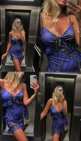 Vestido corto con estampado de mariposas azules y negras, escote en V con volantes y tirantes finos.