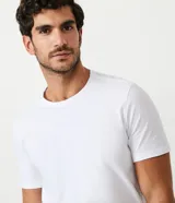 Remera básica de corte slim, confeccionada en algodón de punto medio, con cuello redondo y manga corta. Diseño liso sin estampados, ideal para un estilo versátil y cómodo.