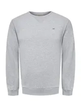 Buzo de algodón orgánico color gris melange, de diseño clásico con cuello redondo, manga larga y terminaciones en rib. Cuenta con un pequeño parche bordado con forma de pato en el pecho.