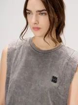 Vestido tipo remerón color gris con efecto acid wash, corte holgado, cuello redondo y sisas anchas con hombreras. Cuenta con bordado del logo en hilo oscuro en el pecho.