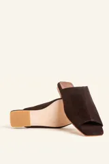 Sandalias tipo sueco Mulan de cuero gamuzado marrón, con taco plano bajo y puntera cuadrada.