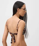 Top de bikini media copa con aro, confeccionado en poliamida con estampado Sunshine Icon de motivos geométricos celestes sobre fondo marrón, breteles finos regulables y detalle de costuras en contraste.